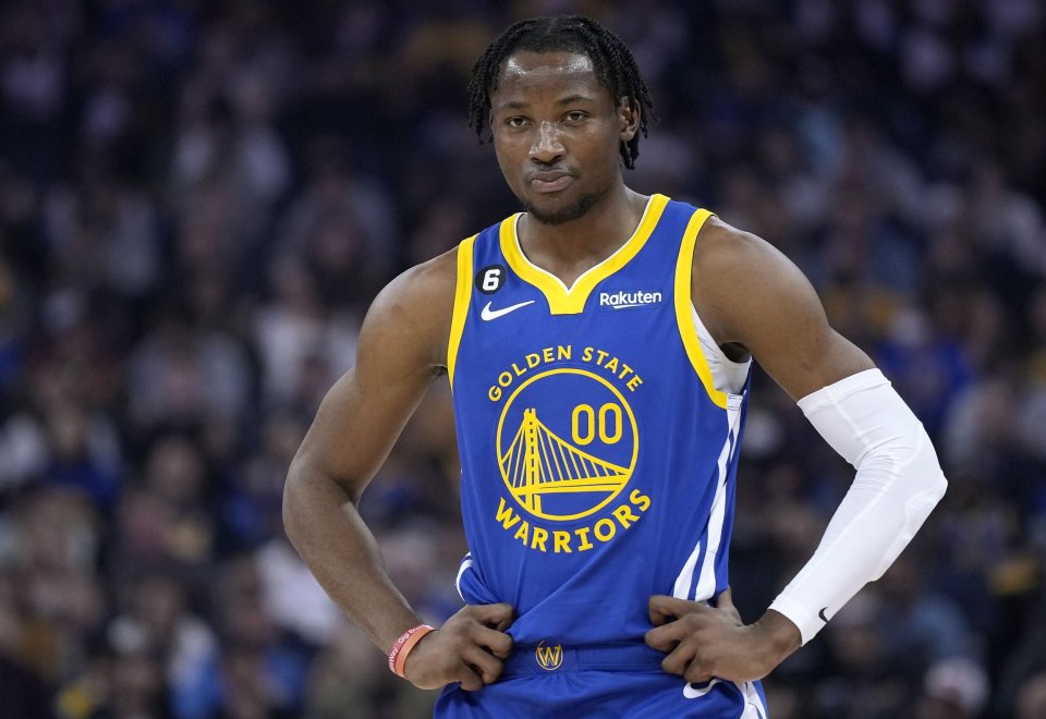 不满球权分配库明加炮轰勇士打法我拿球没人防有时也必须传给老将