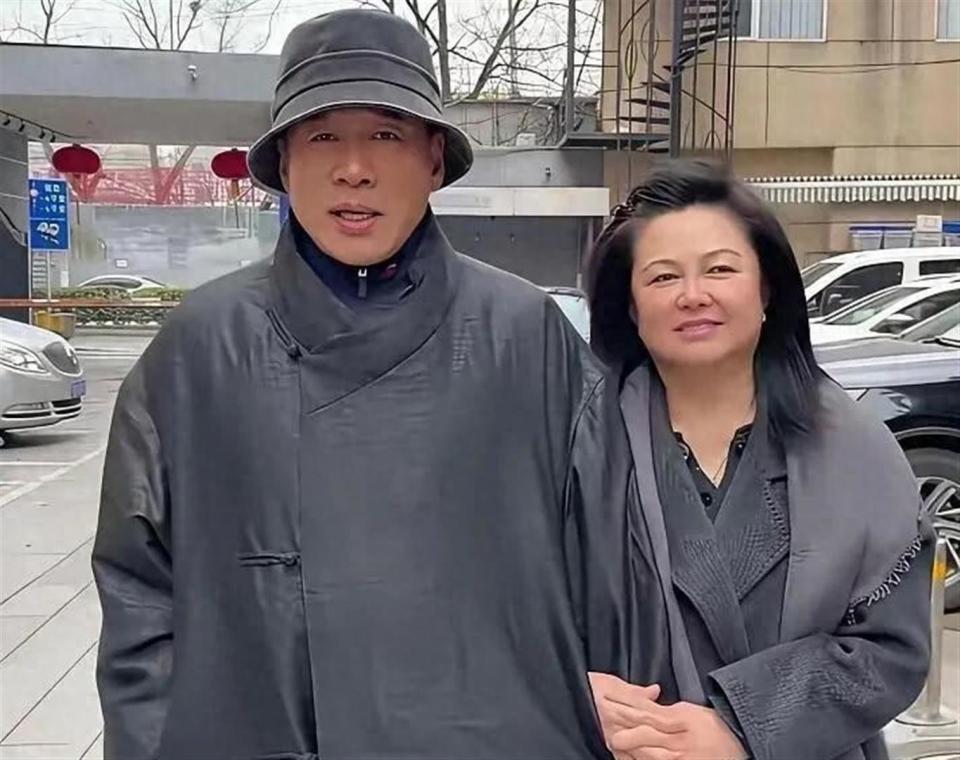 武松扮演者丁海峰与妻子旅游被拍，照片可见夫妻二人感情非常好_腾讯新闻