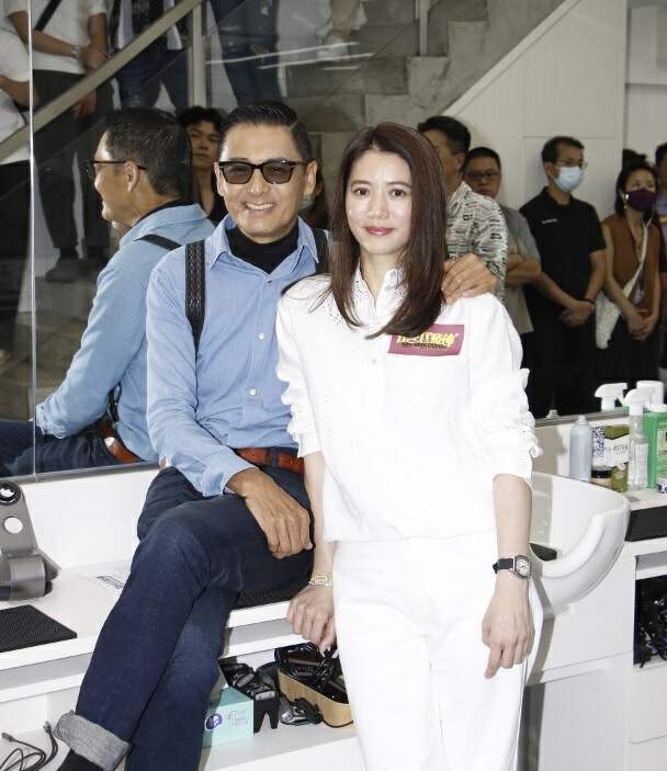 袁咏仪与偶像周润发宣传新片!两人亲密行为不断,疑发嫂吃醋-腾讯新闻