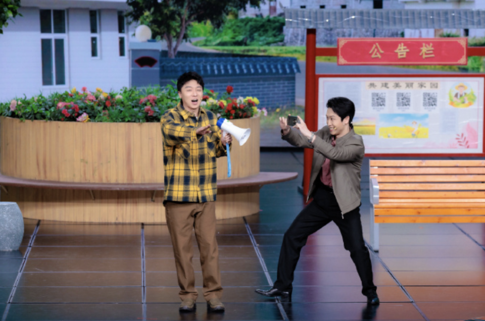 元宵晚会:小品打脸「春晚」,杂技是亮点,万茜刘惜君美翻了 _腾讯新闻