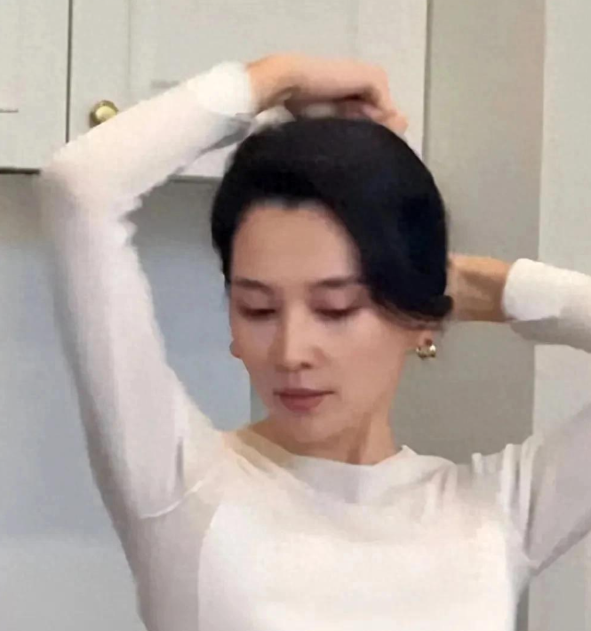 53岁汪峰与小20岁女友森林北甜蜜日常：亲自下厨，爱意满满