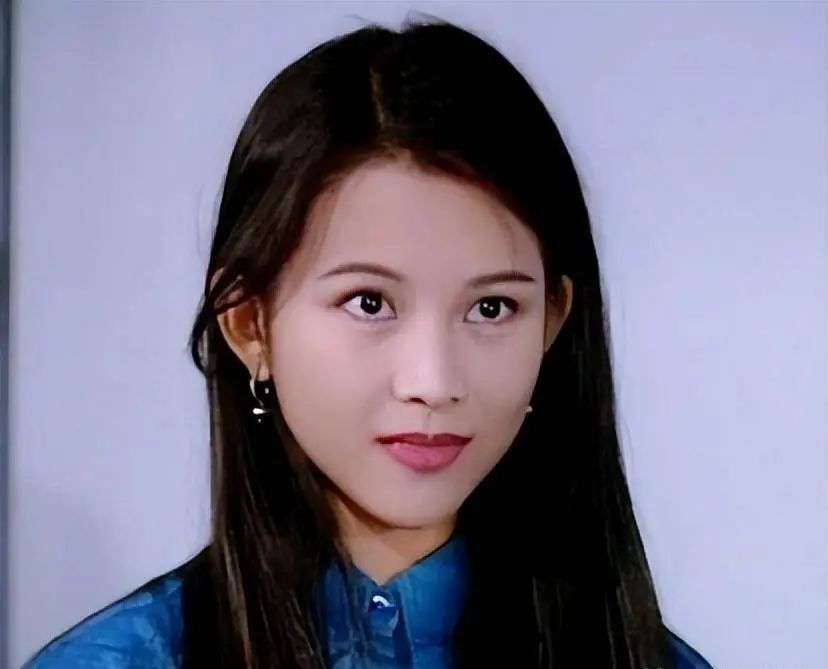 50岁蔡少芬现状:和女排姑娘合照,173的个子也显得「小鸟依人」