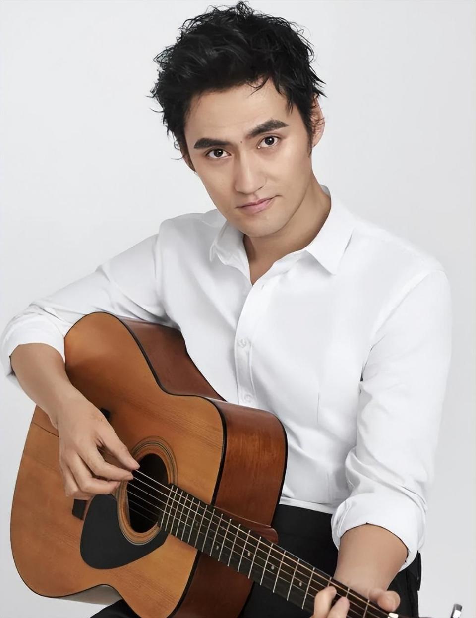 他只是抱着耍得心态去,结果发小被刷下来了,袁弘却意外被录取,这样的