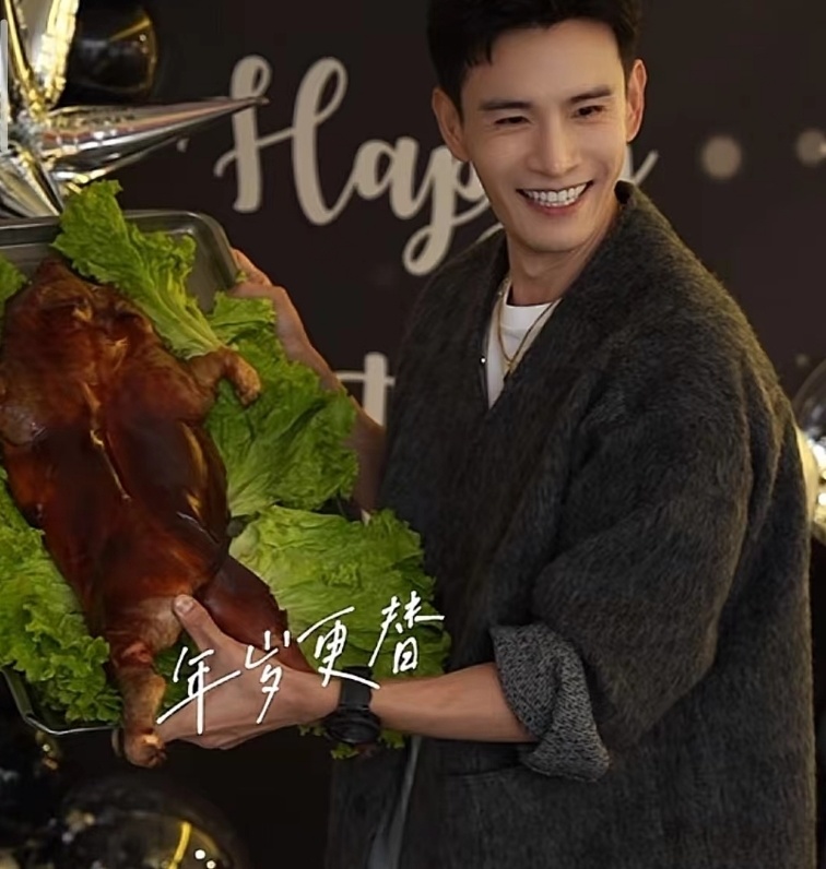 小李琳晒全家福为经超庆生,老夫老妻喝交杯酒,当众拥吻甜齁了_腾讯