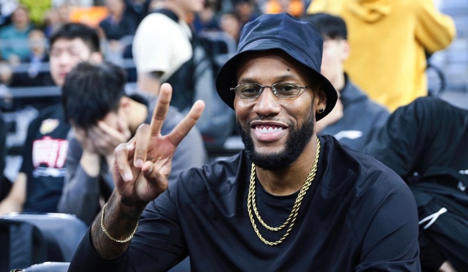 威姆斯重返广东:打野球砍86分状态好 穿24号致敬亲姐