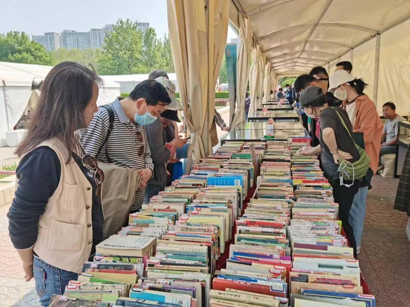 北青报记者21日中午在朝阳公园主会场全民阅读推广区看到,"阅读小镇"