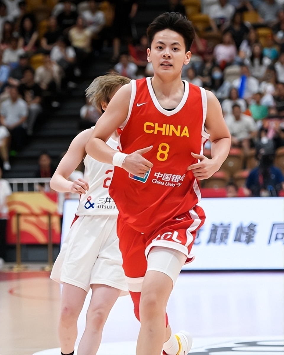 郑薇盛赞杨舒予天赋异禀:四战51分却存一弊病 女篮培养方向已明确