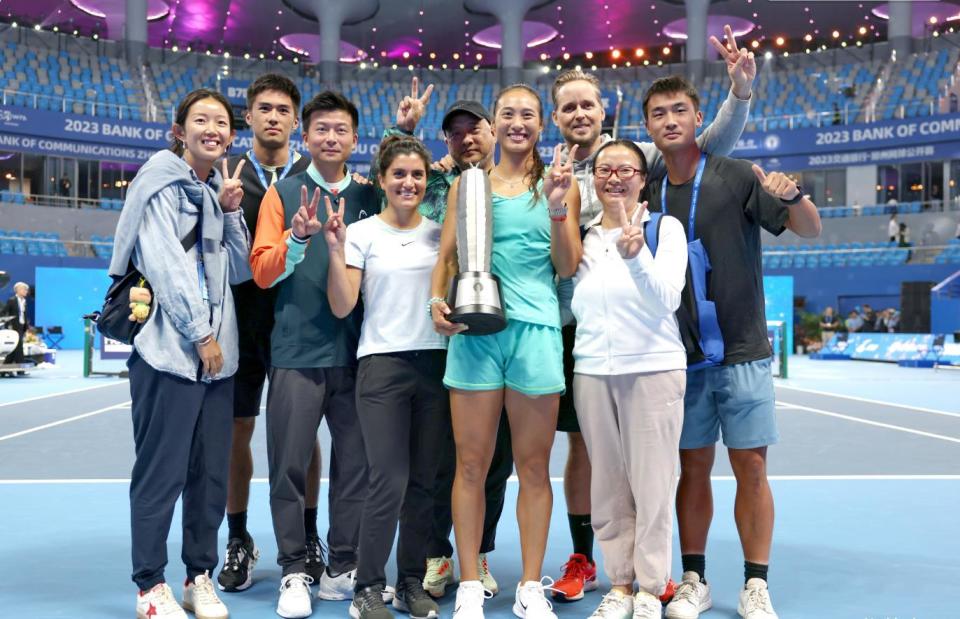 周杰伦不愧是宠妻狂魔带昆凌追星费德勒更秀网球公主好身材