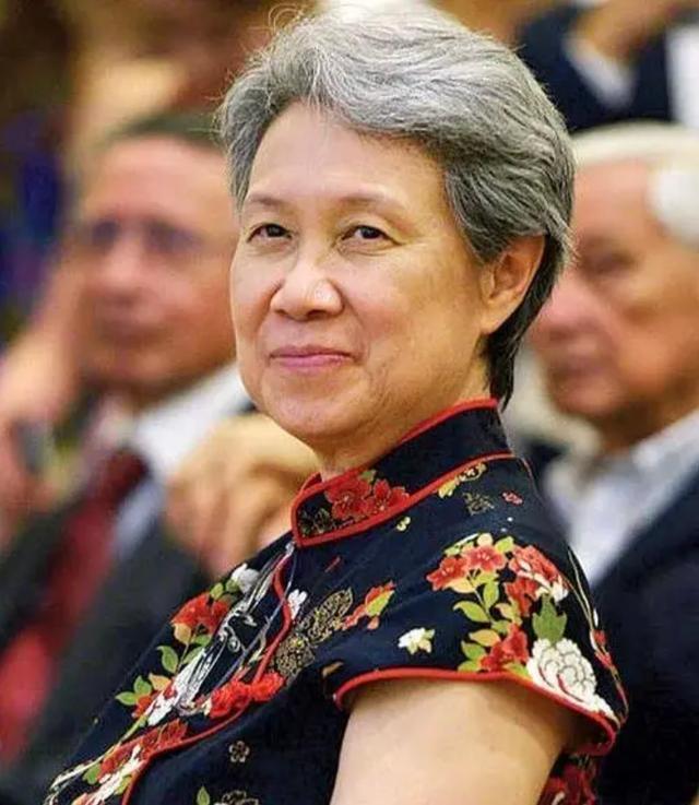 李显龙的家族有多显赫弟弟管理新加坡电信妹妹是医学院院长