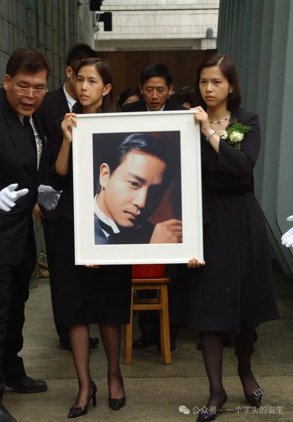 2003年,张国荣葬礼上_腾讯新闻