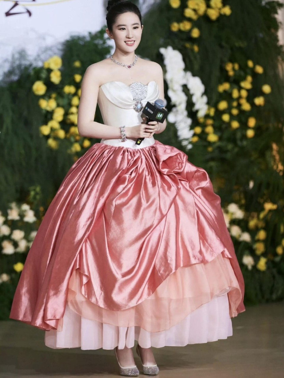 《玫瑰的故事》首播即爆!36岁刘亦菲的肌肉小腿,让多少人平衡了