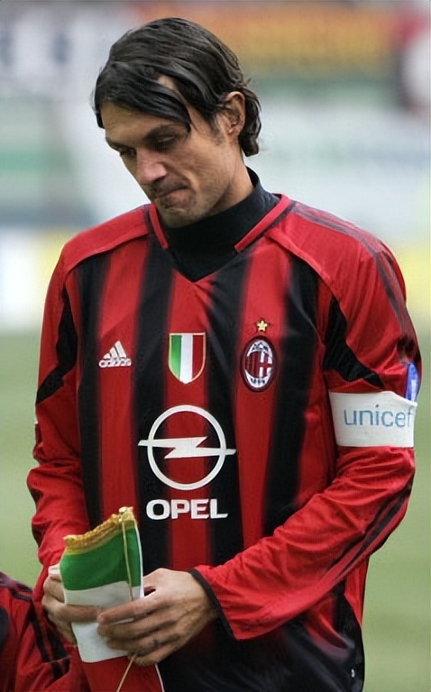 ac米兰队史今天2005年马尔蒂尼庆祝意甲首秀20年31逆转乌鸡