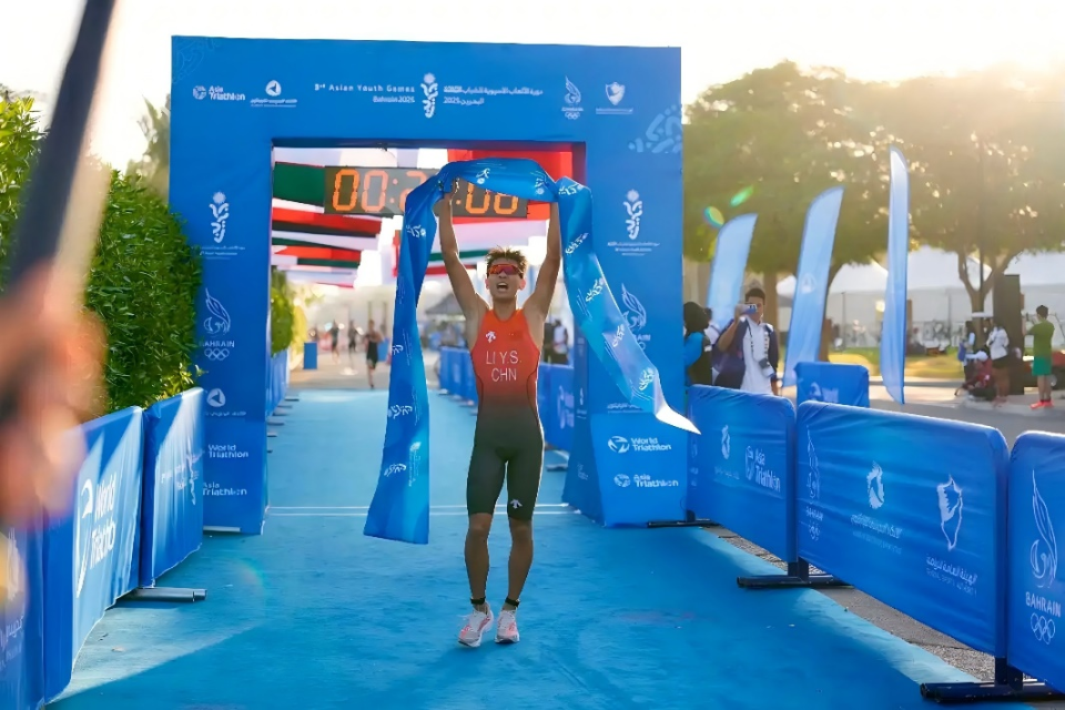 国际体坛资讯 - 李岩松夺亚青会中国队首金