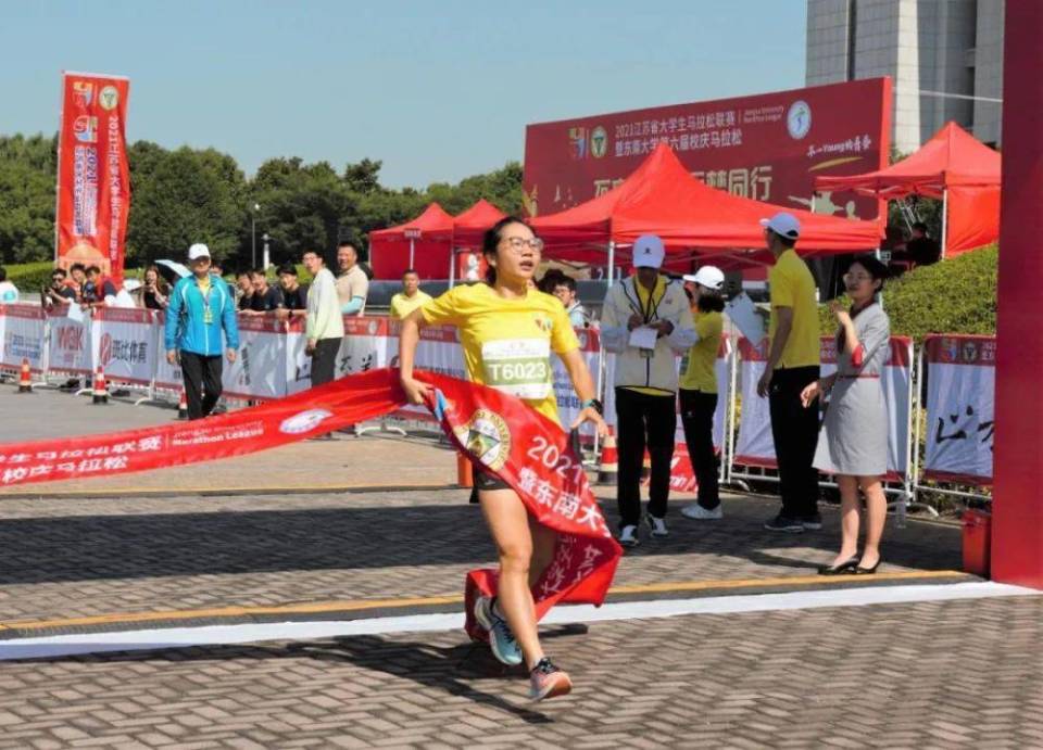 追光|飒!首届奥运大众马拉松女子组冠军来自中国