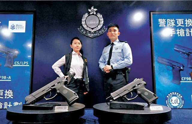 终于淘汰！香港警队官宣：告别美国进口左轮，换装国产92手枪_腾讯新闻