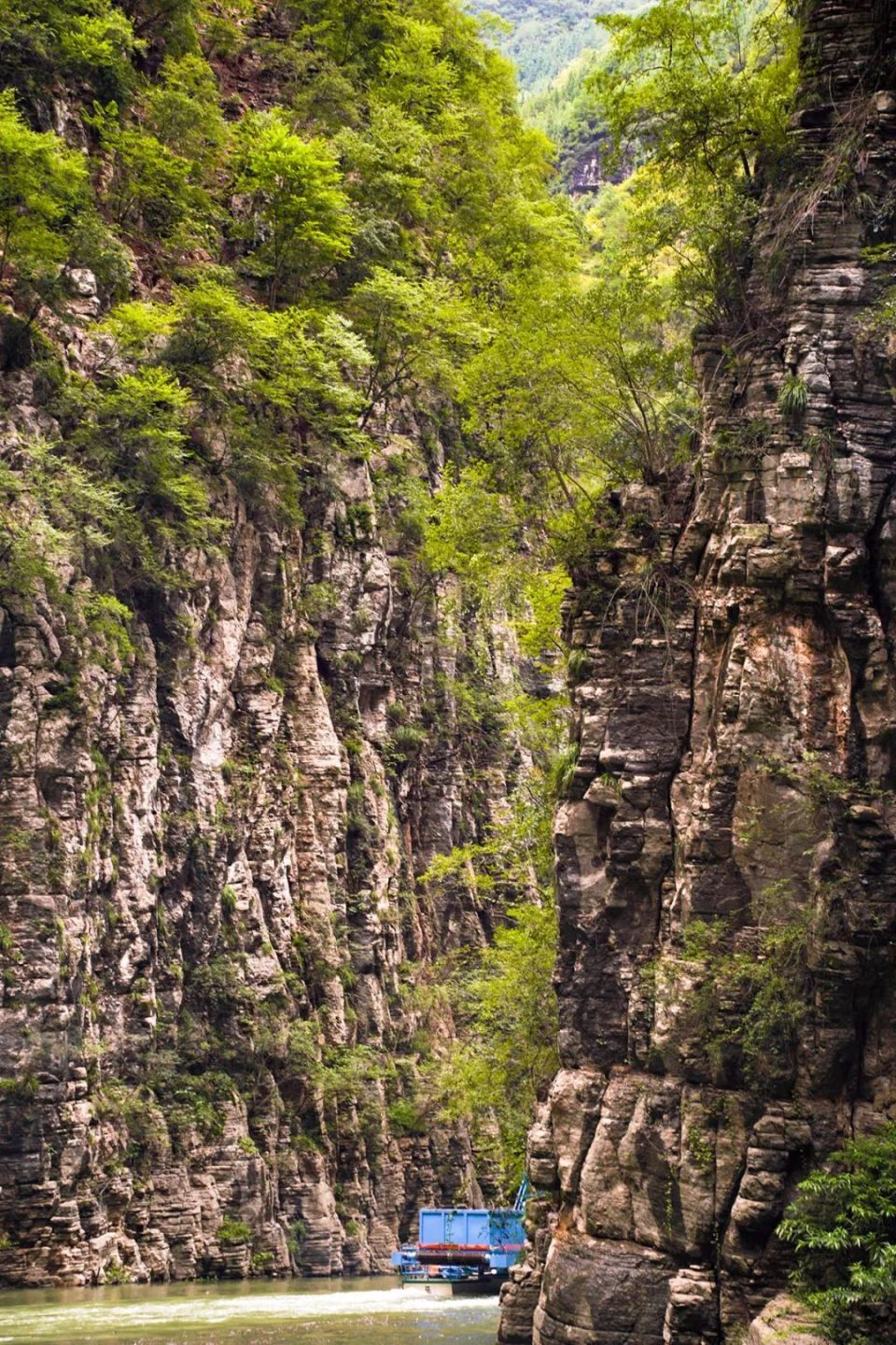 重庆巫山神女溪,赫然发现战国悬挂石棺,两大未解之谜成千古悬念