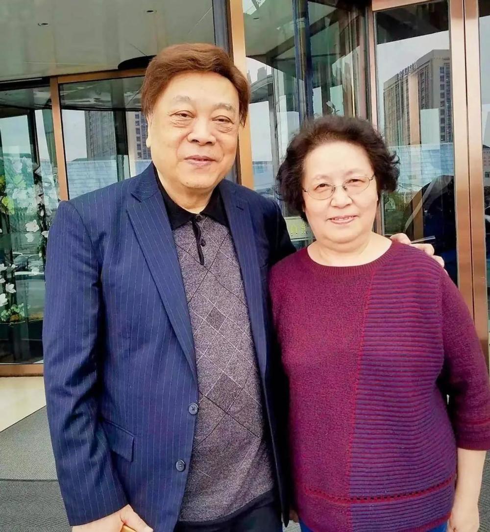 现场倪萍,杨澜等人均缅怀赵忠祥,赵忠祥的妻子张美珠也在其中,看起来
