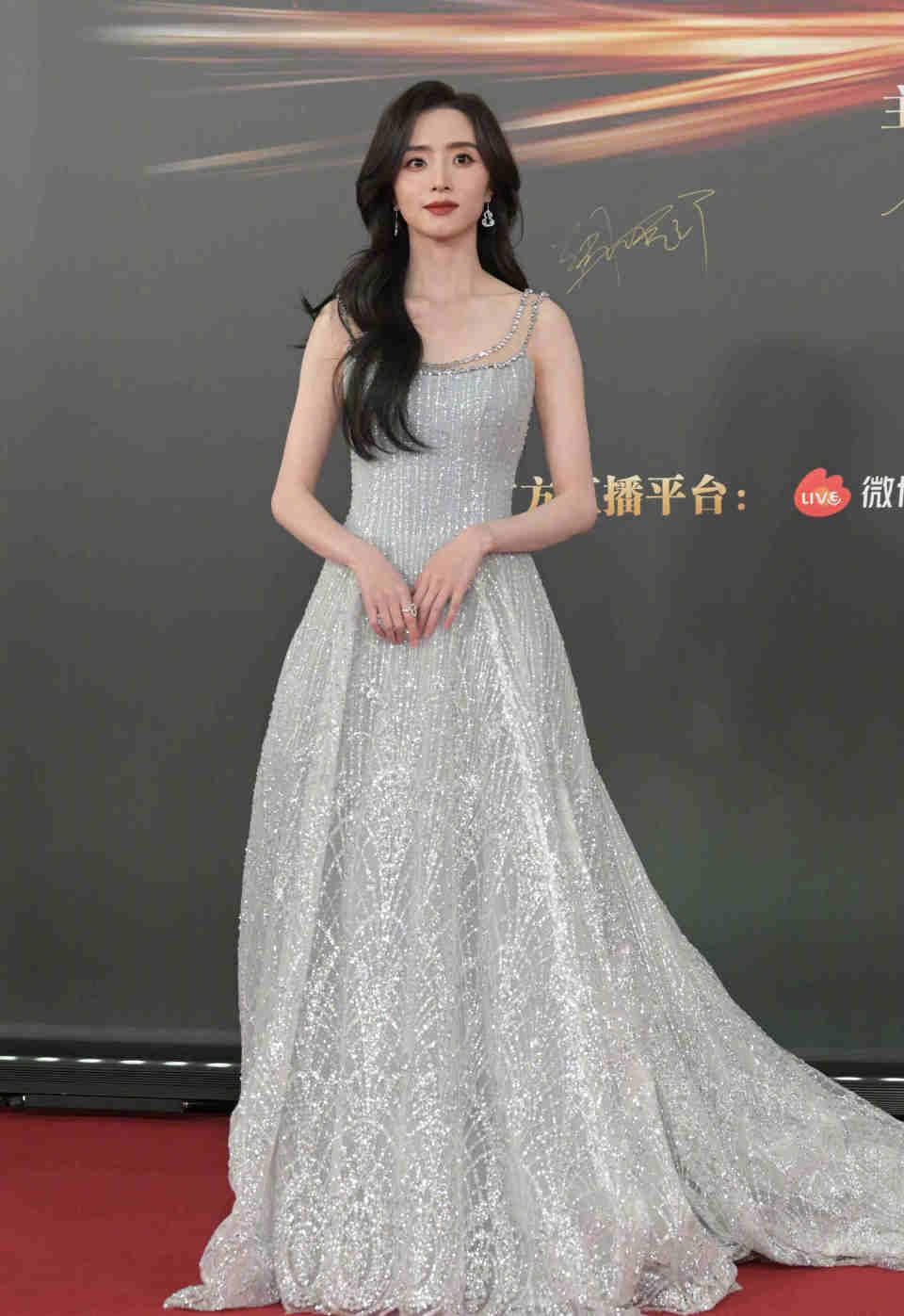 胡冰卿如今长得跟刘诗诗根本不像,作为刘诗诗接班人的她,强捧也没红