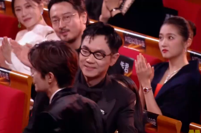 金雞獎頒獎名場面！宋佳二封詠梅失落，易烊千璽拿獎張藝謀樂開花 - 