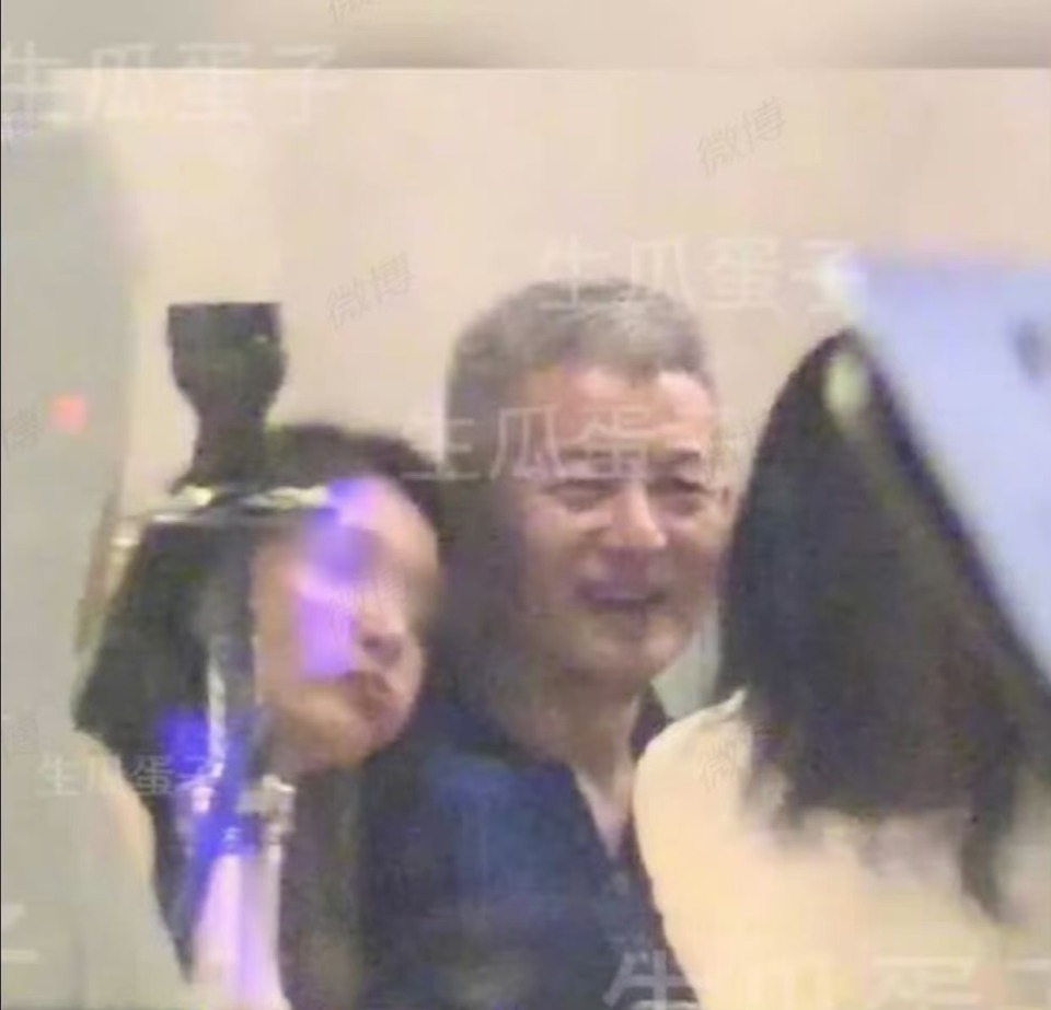 那英老公否认出轨，跟年轻异性这么没有分寸感吗？-腾讯新闻