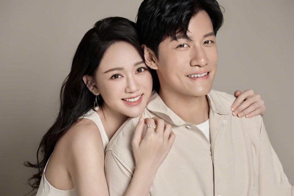 摆出各种亲密的动作,照片中艾伦满眼温柔的看着陈乔恩,网友们直呼幸福