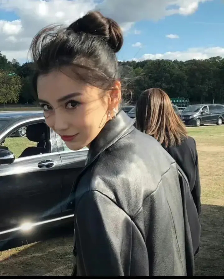 红气养人!杨颖现身金像奖红毯,失势后眼神怯懦无光,笑容很勉强_腾讯新