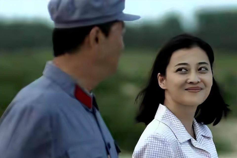 离婚19年，被二婚丈夫宠成宝的梅婷，如今成了鄢颇高攀不起的存在_腾讯新闻