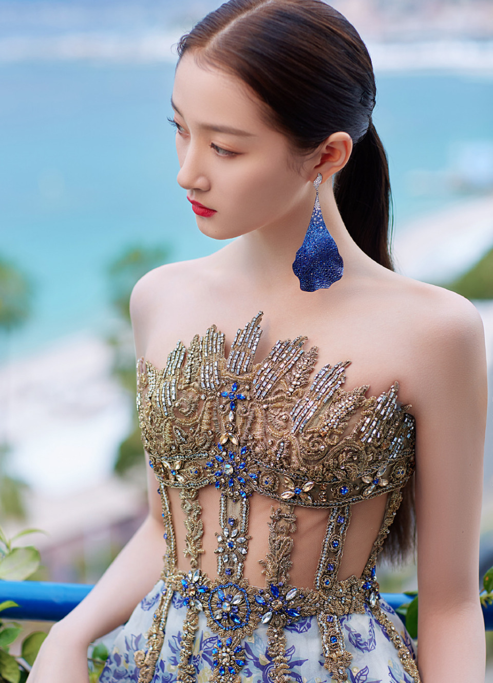 26岁关晓彤开始拼身材,穿薄如纱的透视连衣裙,大长腿至少有一米