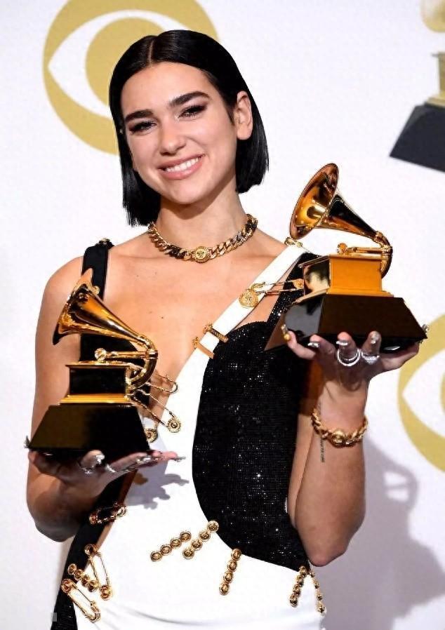 列表女飞贼dualipa出道五年便封神最新回归却被唱衰