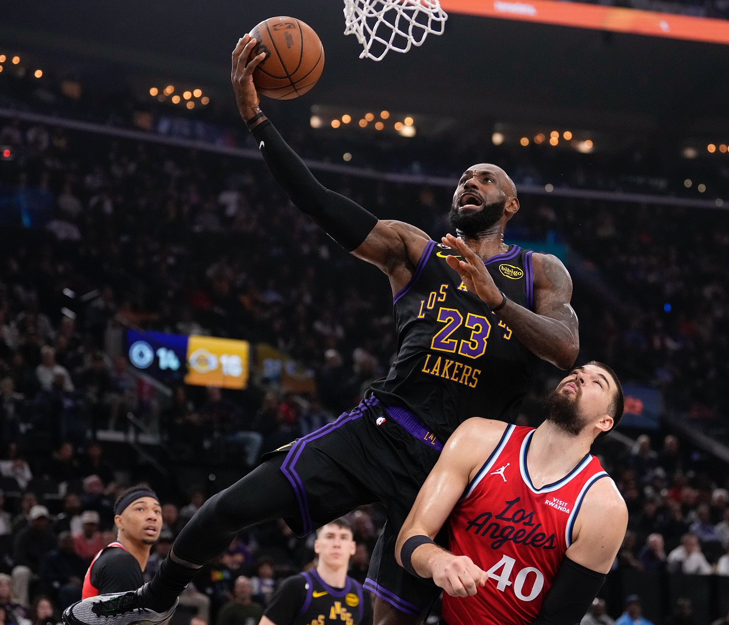 快船拒湖人26分逆轉！小卡復出哈登18+10引7人上雙 詹東55+16 - 