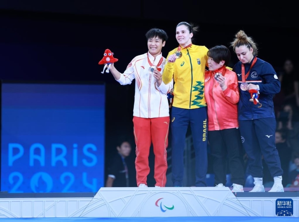 Wang Yue ⁢and Maldonado on the podium