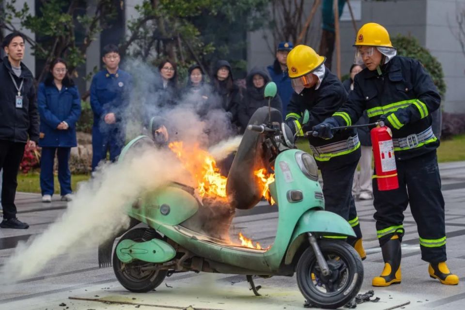 消除电动自行车安全隐患,不能单靠"禁上楼"!_腾讯新闻