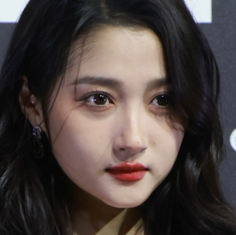 是不错了,但是脸上还是可以看出很强的年龄感,皮肤浮粉较多,泪沟略深