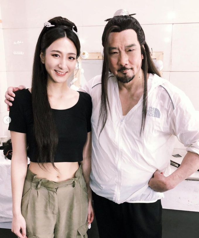 雪梨女儿晒照庆父亲节被生父徐少强紧搂很温馨称从不怨恨对方