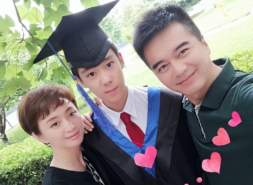 何晴儿子中戏毕业！22岁高大帅气，许亚军携4婚妻子参加毕业礼-何晴和许亚军