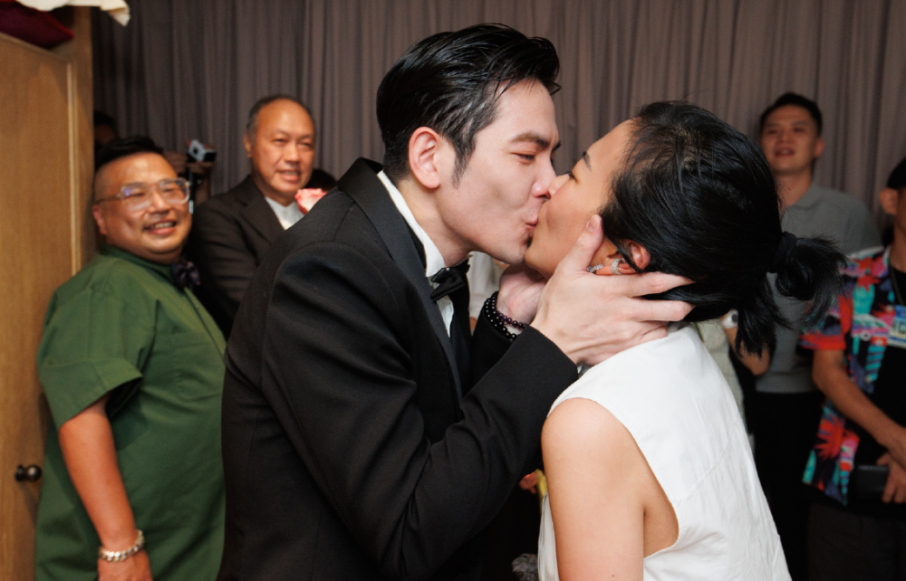 萧敬腾求婚50岁经纪人,两人亲密拥吻甜齁,周杰伦昆凌等见证幸福-腾讯