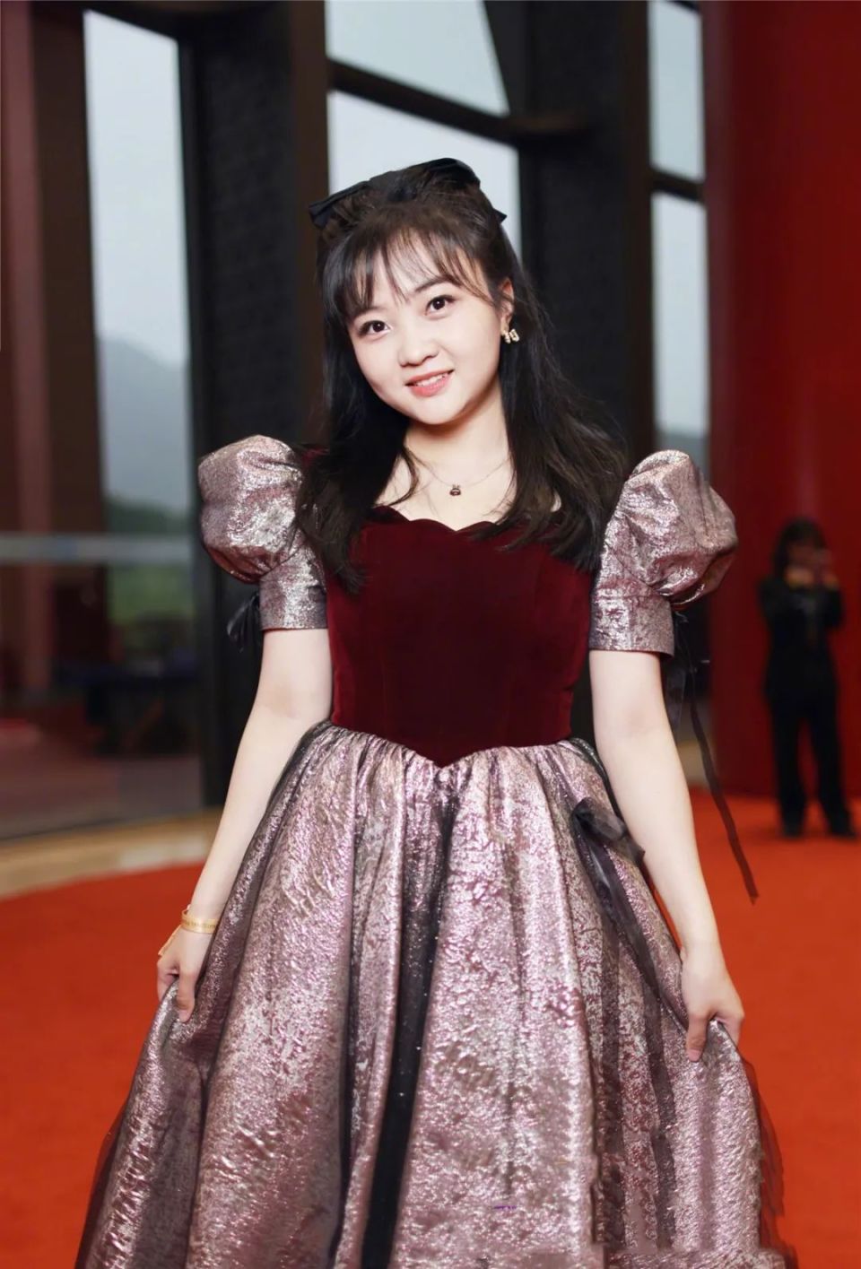 林妙可旗袍秀惊艳全场,珍珠发饰更添名媛气质,优雅迷人_腾讯新闻