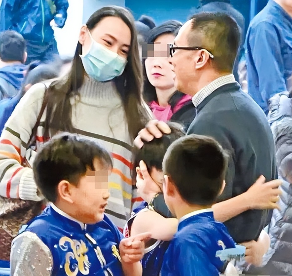 众所周知,梁洛施给李泽楷生了三个娃都没结婚,她直接带着巨额抚养费和