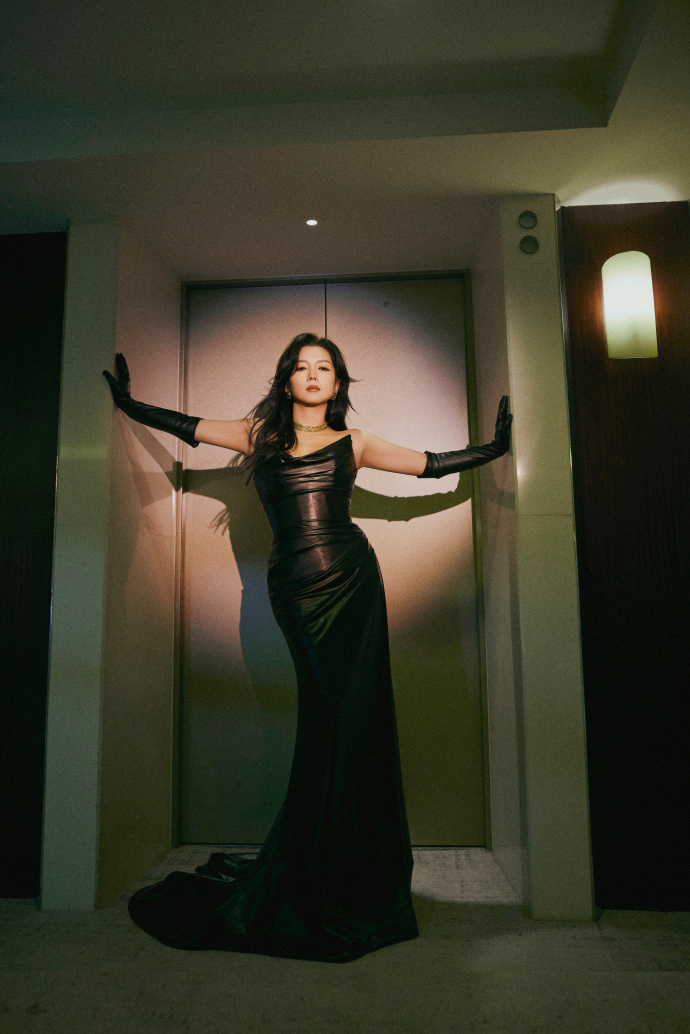 37岁何洁近照曝光,穿修身裙秀辣妈身材,瘦身近70斤后美出新高度_腾讯