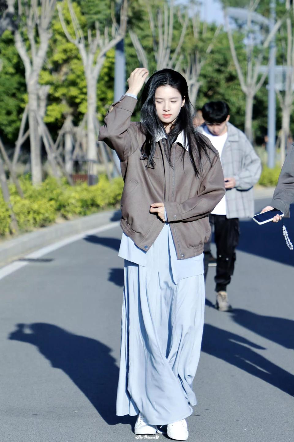 《焕羽》校服路透周翊然张婧仪阳光下对视，周翊然一笑梦回张陆让_腾讯新闻