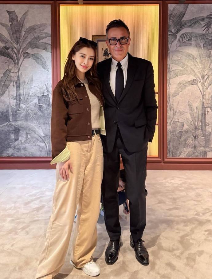 Angelababy和爱马仕总监最新合照，小海绵出现在照片中-腾讯新闻
