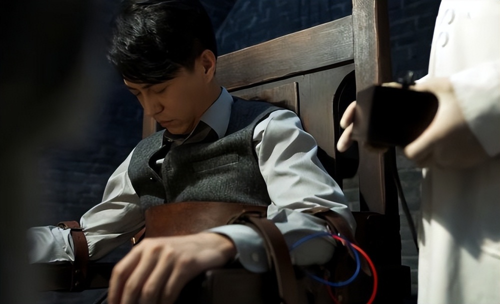 《无间》口碑反转,靳东再演绎"谍战天花板",观众幸亏没弃剧_腾讯新闻