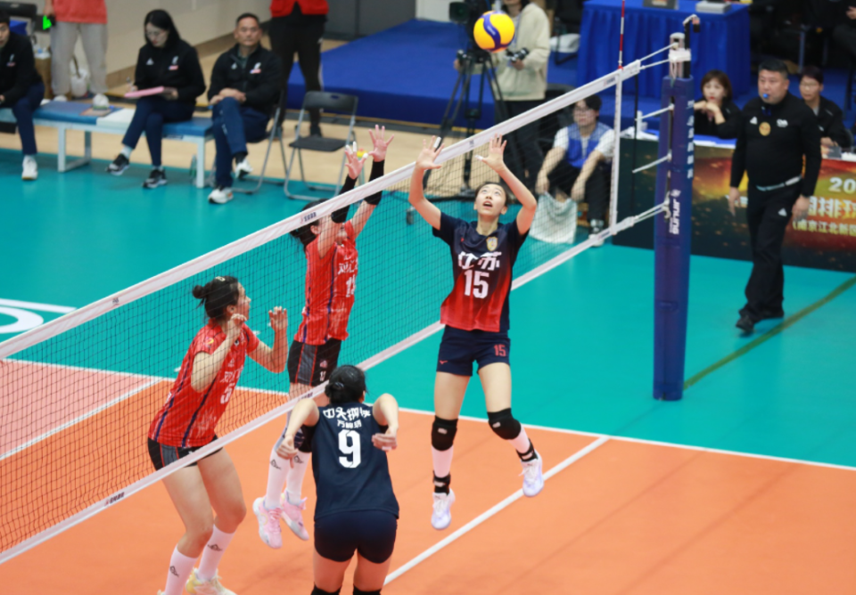 江苏女排获分站赛冠军!172cm二传登场逆转败局,周页彤38扣26中