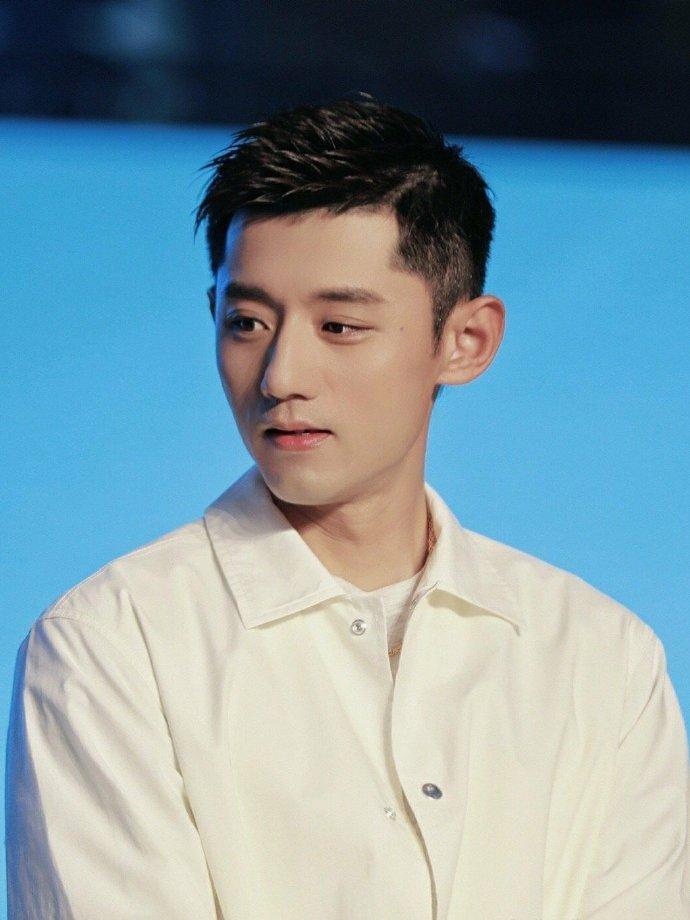 张继科36岁生日!新工作收入曝光,学员和家长围住,鲜花堆满桌_腾讯新闻