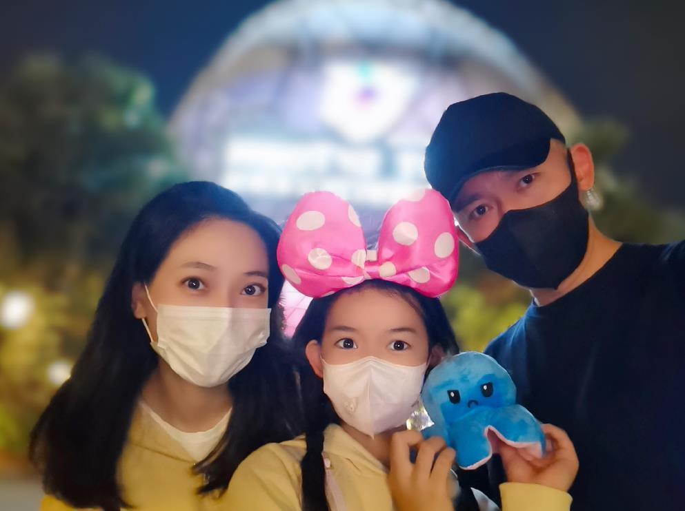 聂远和秦子越现身机场将老婆甩身后还让她帮拿花被批摆谱