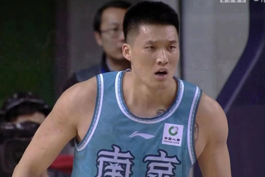 广东男篮14分轻取同曦,徐杰31分,曾繁日16 11肘击任骏飞被驱逐