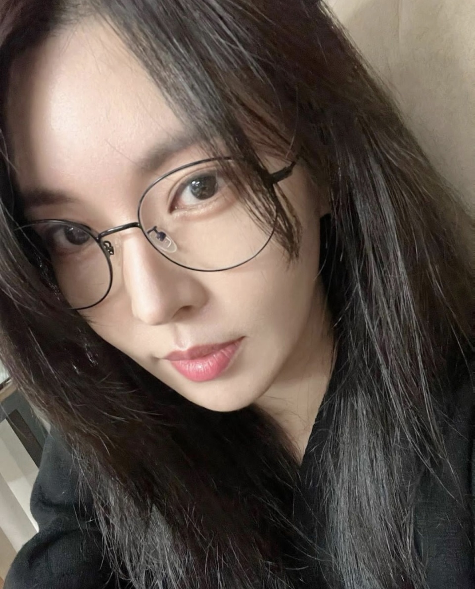 金素妍淡妆长发配圆框眼镜秀童颜,40多岁依旧美貌不减