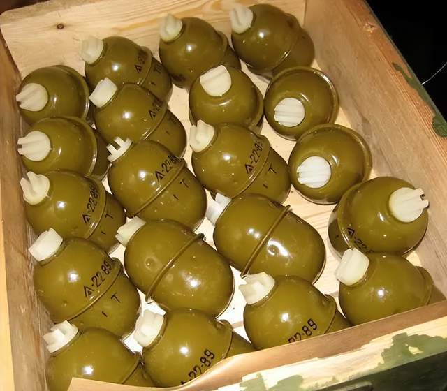 一名俄罗斯军官有意为之,当时这名高级中士当众拉响了一枚rgd-5手榴弹