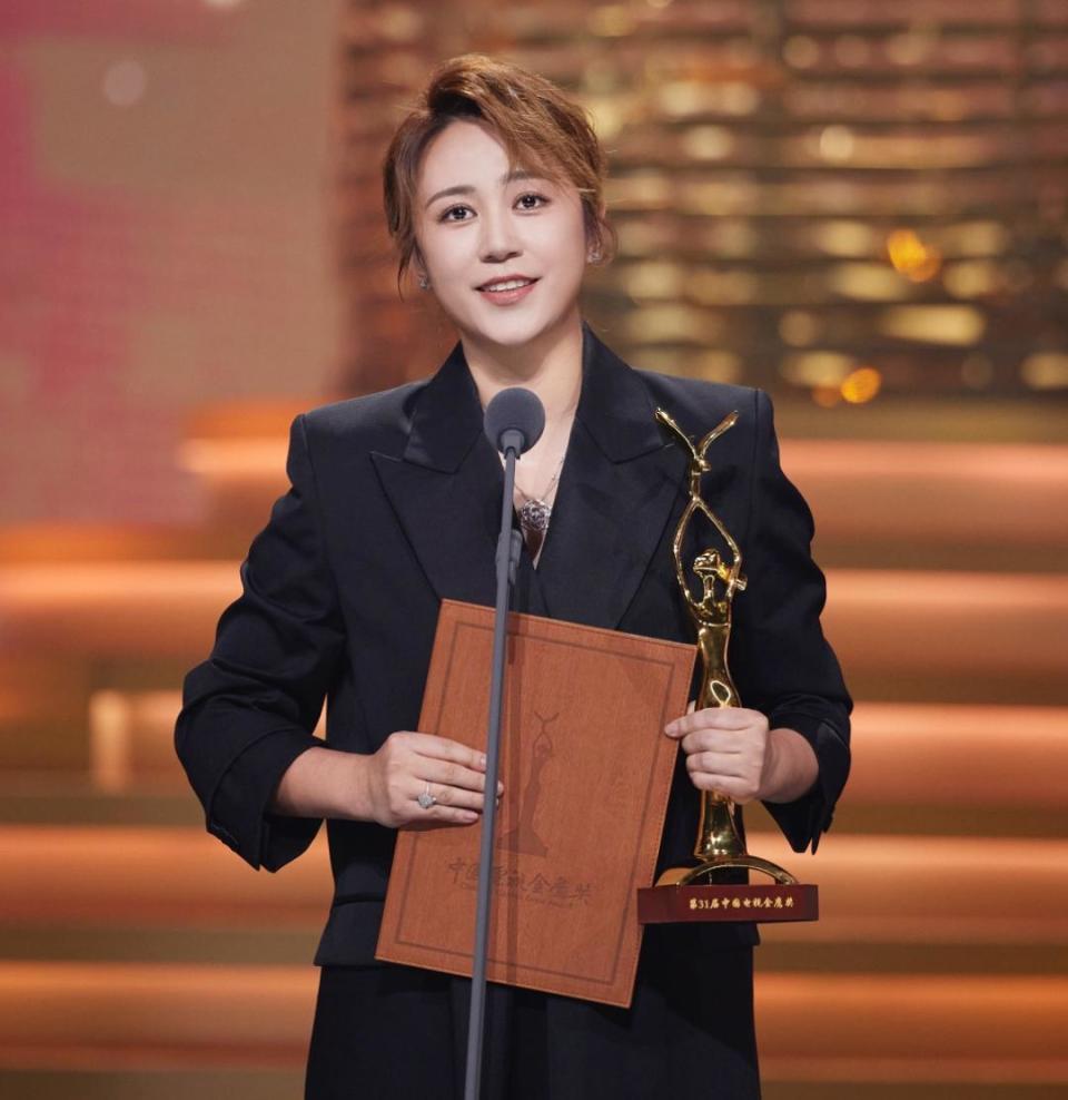 多年的女演员贾玲,还有曾经和她多次并肩作战扛起票房的老搭档沈腾