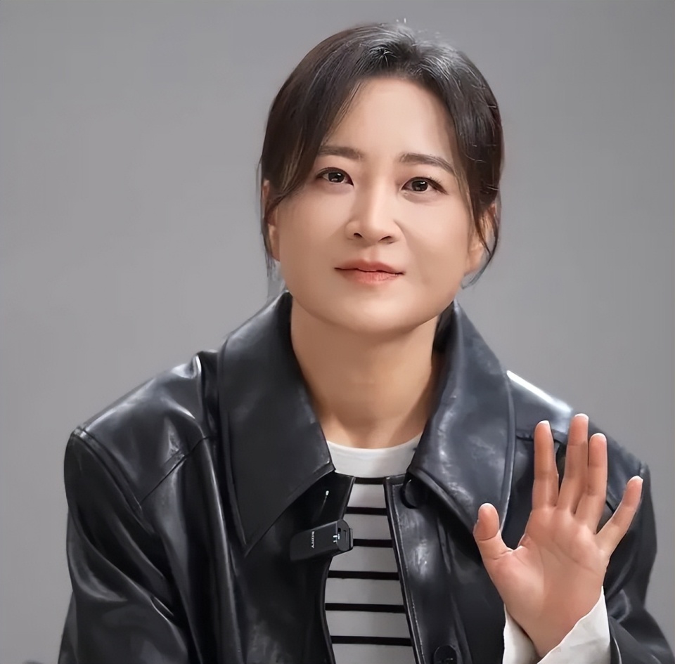 巴黎这一夜,德罗巴为她撑伞,红毯秀气场全开,贾玲活成人生赢家